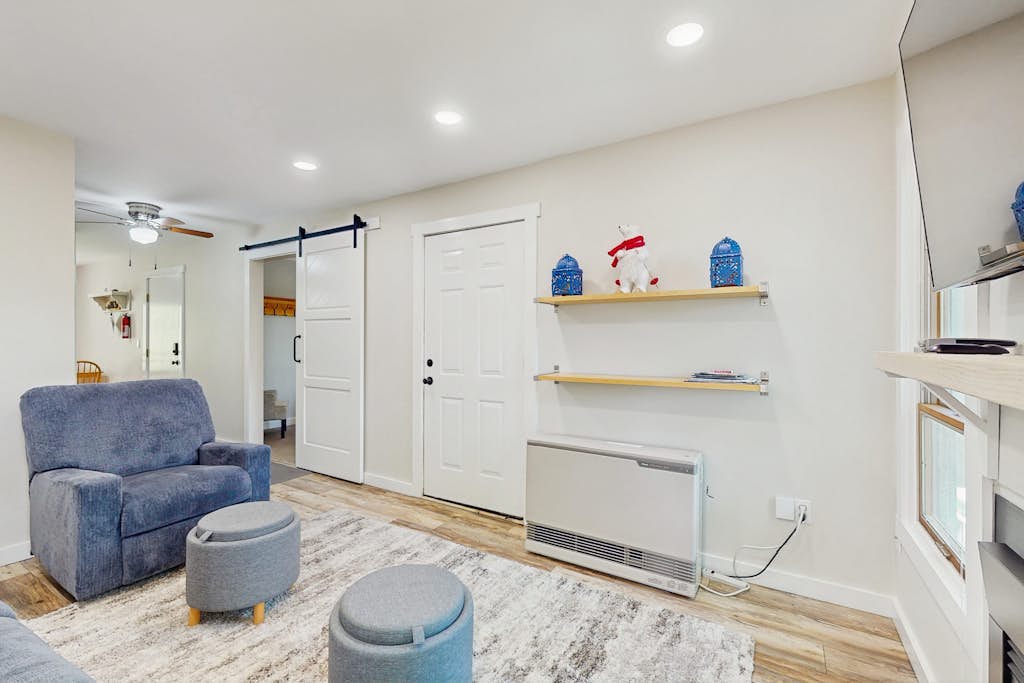 Convenient condo, close to ski resort, free shuttle, fireplace, balcony, w/d