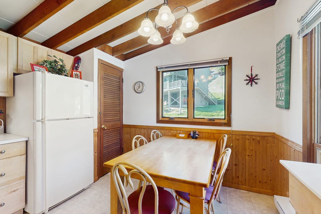Close to ski resort condo, gas fireplace, balcony, w/d, free shuttle, wifi