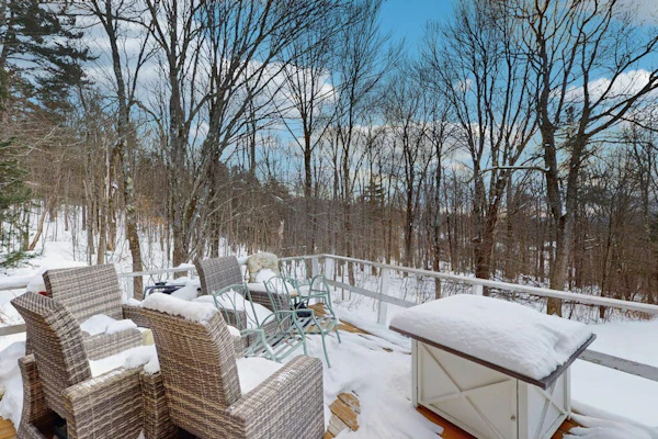 Private dog-friendly house w/ mountain views, fireplace, deck, firepit, w/d