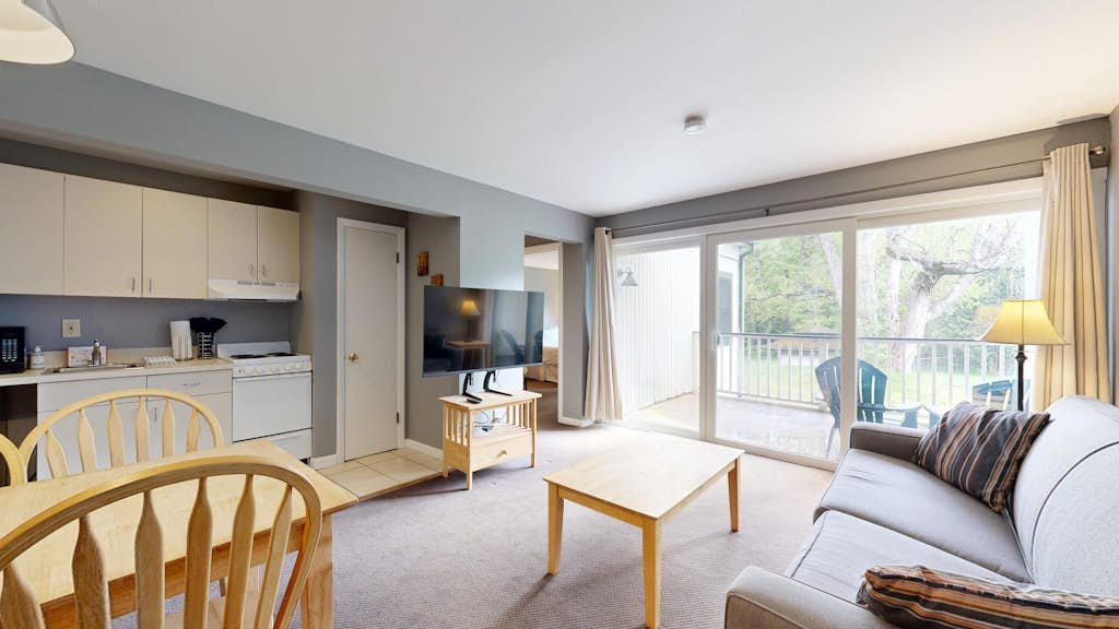 Four Season Condo:  seasonal pool, ski, hike & golf