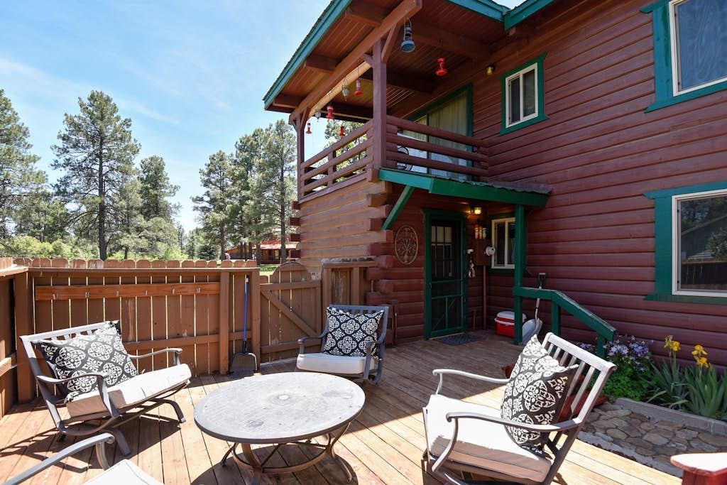 Charming cabin with WiFi & fireplace access to lake, hot springs, Wolf Creek
