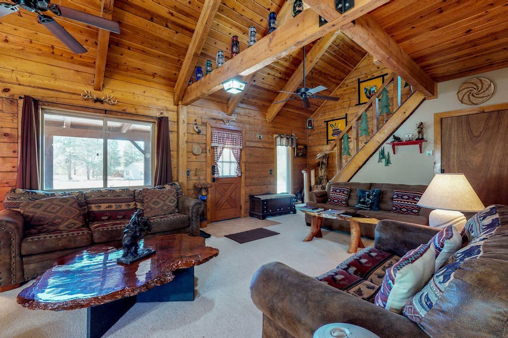 Charming cabin with WiFi & fireplace access to lake, hot springs, Wolf Creek