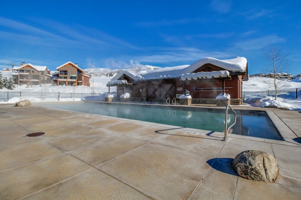 Mountain resort condo with off-site pool, gym, ski gondola, game room & firepit