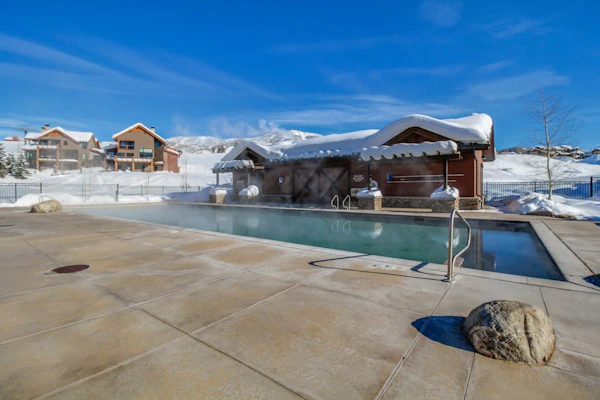 Mountain resort condo with off-site pool, gym, ski gondola, game room & firepit