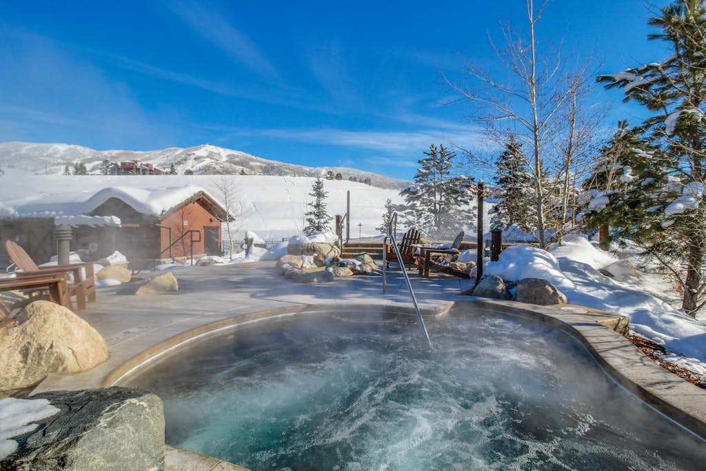 Mountain resort condo with off-site pool, gym, ski gondola, game room & firepit