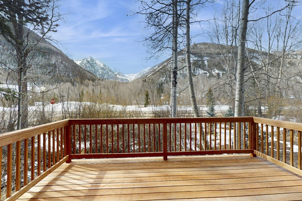 Three-story mountain house with balcony, grill & washer/dryer