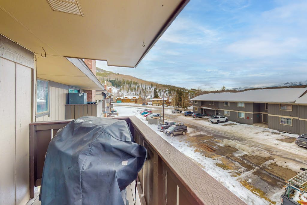 Snowbird-friendly condo with pool, hot tub & fitness room - near hiking & Dillon
