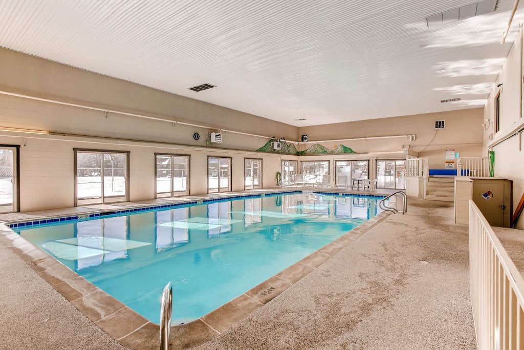 Snowbird-friendly condo with pool, hot tub & fitness room - near hiking & Dillon