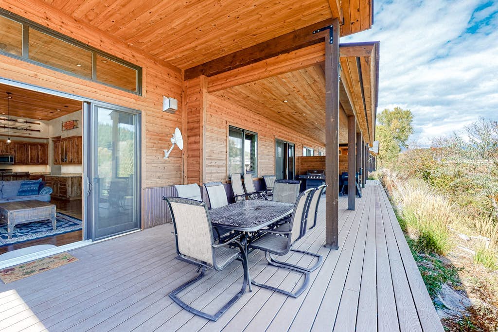 Beautiful waterfront townhome w/ river & mountain views