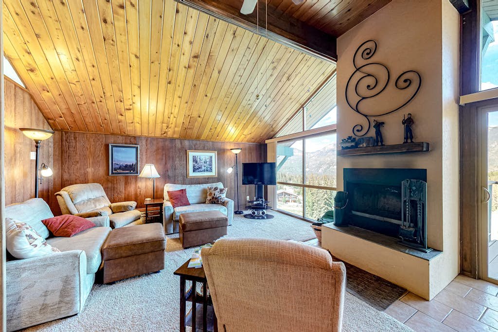 Ski-in/ski-out getaway on top floor with lake & mountain views, wood stove