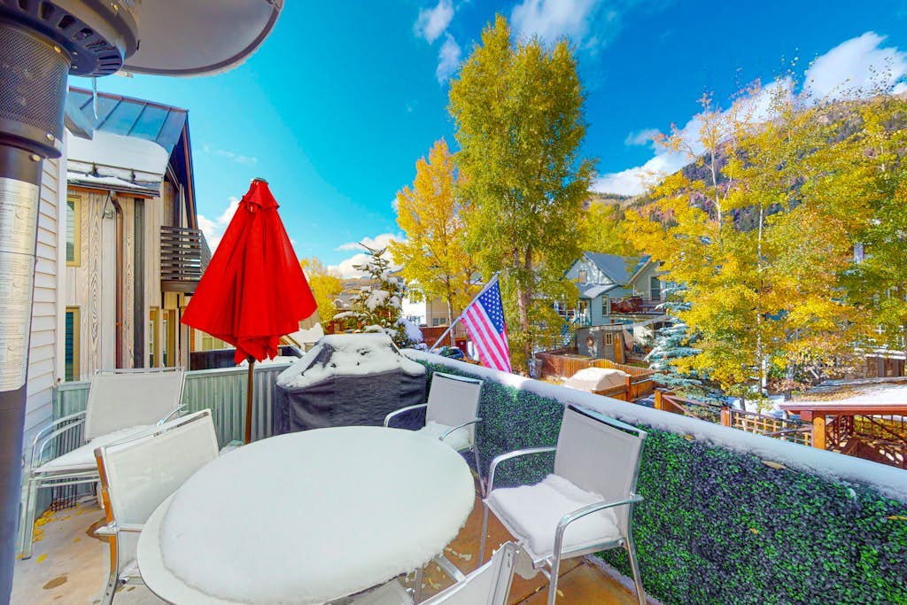 Beautiful Telluride house close to gondolas with private hot tub & fireplace
