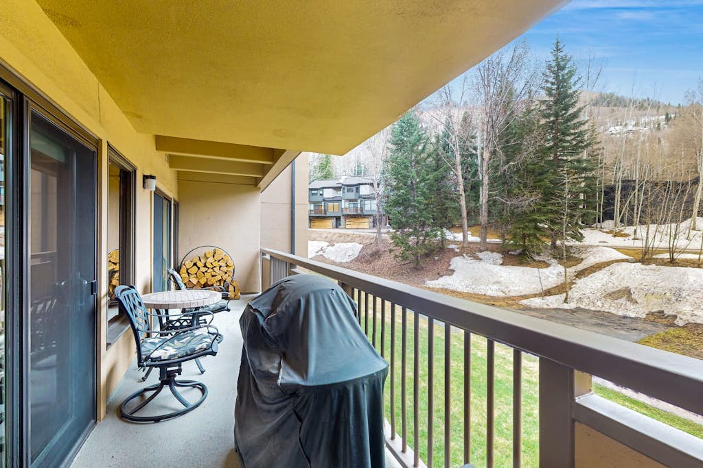 Mtn-view luxe condo next to golf/Nordic ski with pool, hot tub, game room, & BBQ