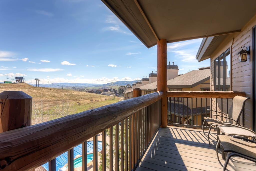 Spacious ski-In/out condo w/free WiFi, shared pool/hot tub/gym