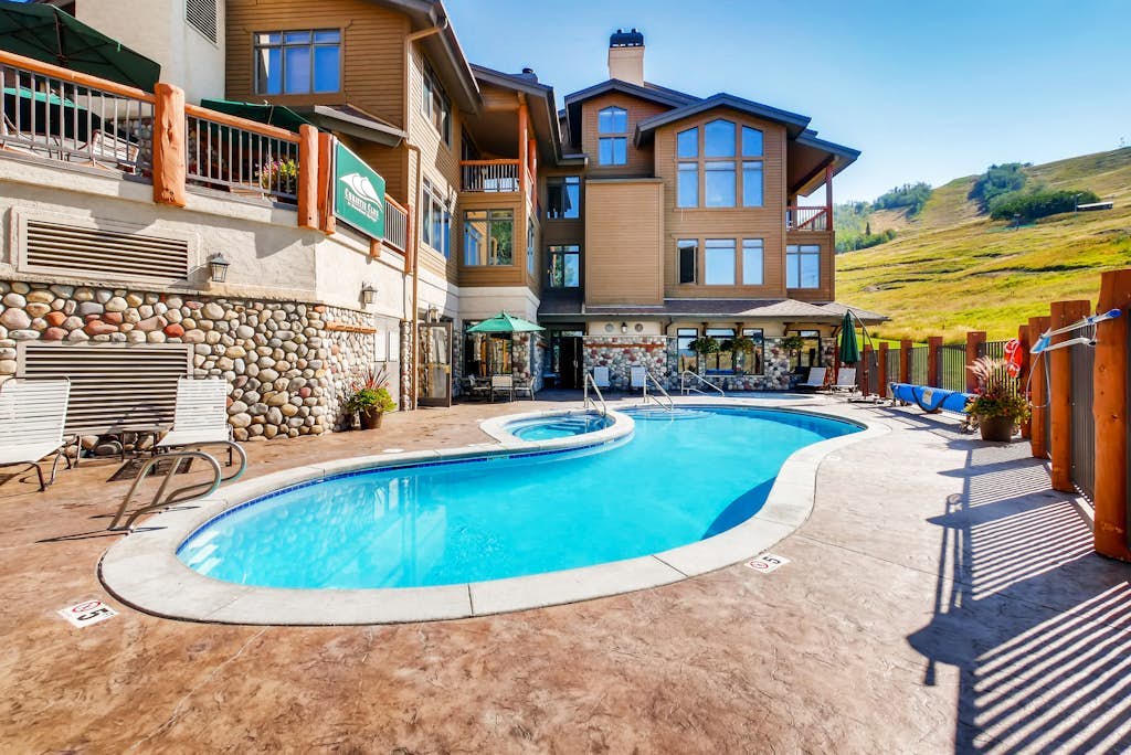 Spacious ski-In/out condo w/free WiFi, shared pool/hot tub/gym