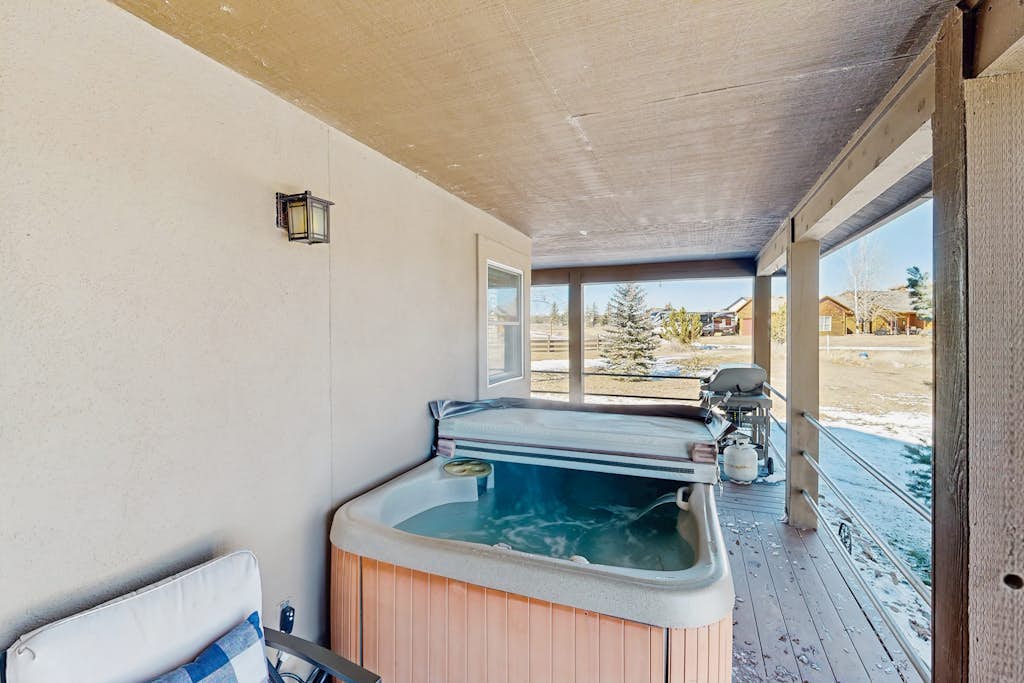 Charming home with incredible views, lake access, fast WiFi, two kayaks, & W/D