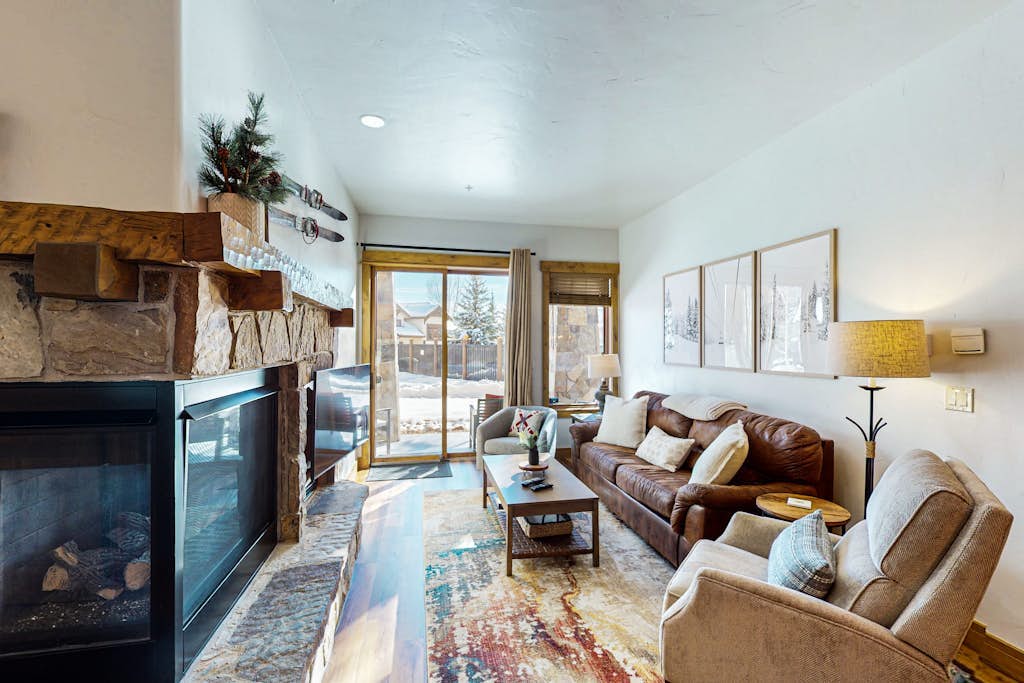 Eagleridge Lodge 103 , Ground-floor, walk-to-lift condo w/ fireplace, W/D & shared pool/hot tubs/gym