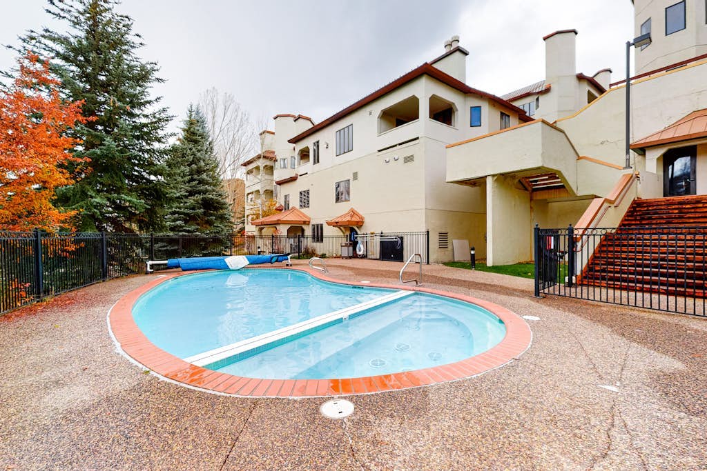 Ski Condo w/ Balcony, Shared Pool & Hot Tub - Steps to Slopes and Dining