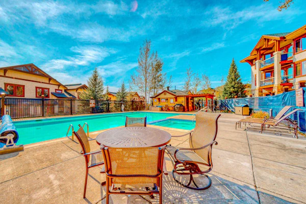 Walk-to-gondola condo w/ fireplace, laundry & shared hot tubs/pool/gym/shuttle
