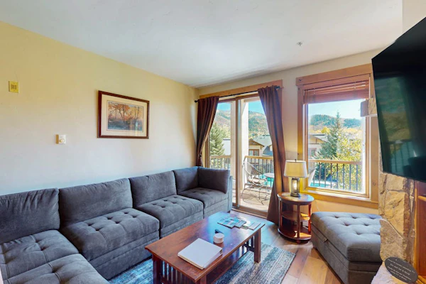 Walk-to-gondola condo w/ fireplace, laundry & shared hot tubs/pool/gym/shuttle
