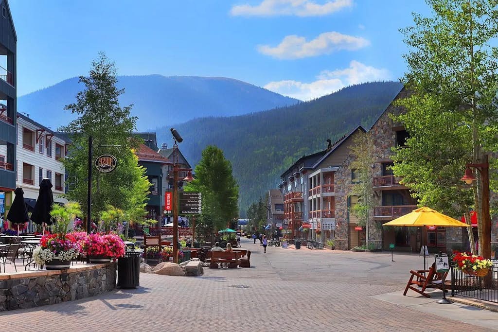 Centrally located condo near skiing with amazing mountain and lake views