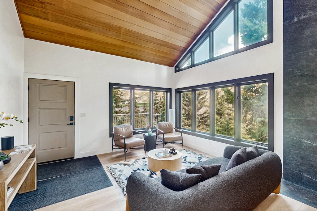 Luxury condo on ski shuttle line, vaulted ceilings, and full kitchen