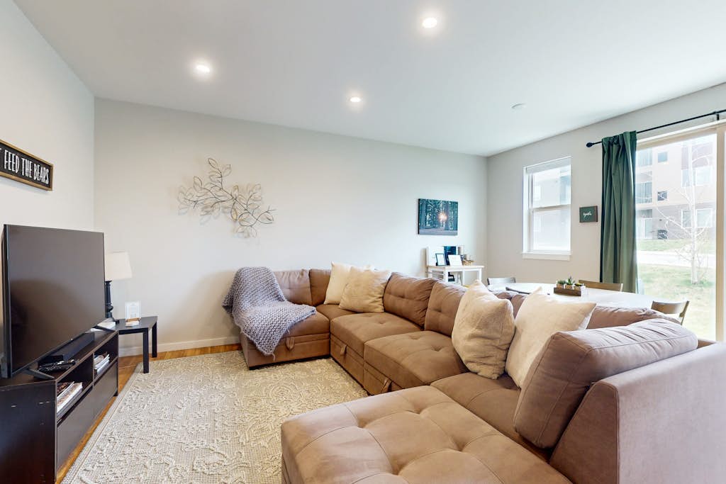 Stylish, dog-friendly retreat with grill & washer/dryer - near skiing & hiking