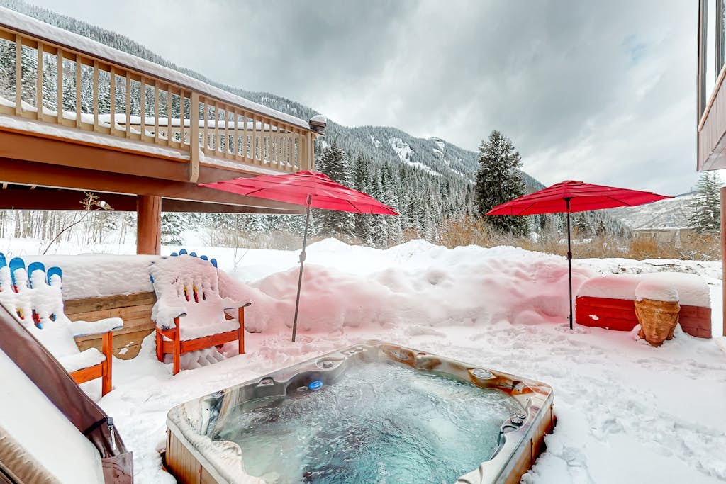 Mountain home with breathtaking views, private hot tub, free WiFi, gas fireplace