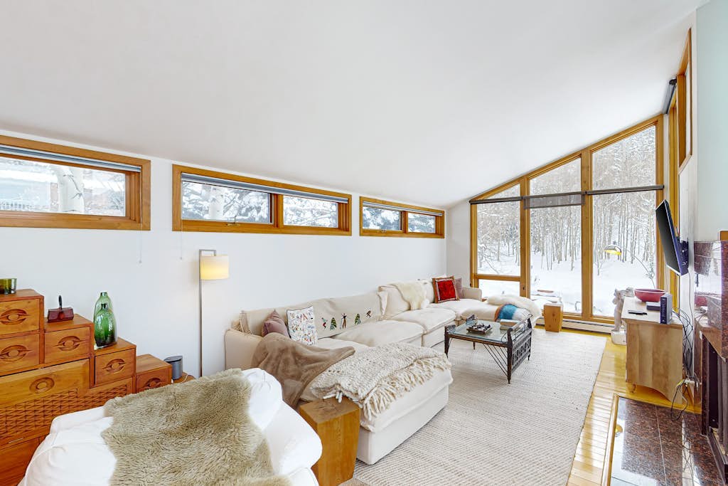 Mountain home with breathtaking views, private hot tub, free WiFi, gas fireplace