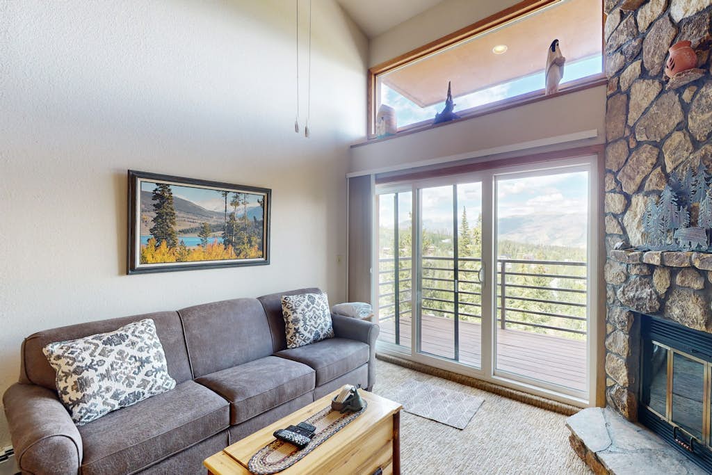 Charming Mountain View Condo with WiFi, Fireplace