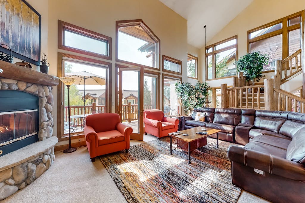 Mountain-view townhouse near skiing with pool, hot tub, tennis, & gas fireplace