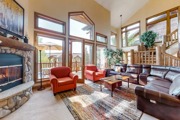 Mountain-view townhouse near skiing with pool, hot tub, tennis, & gas fireplace