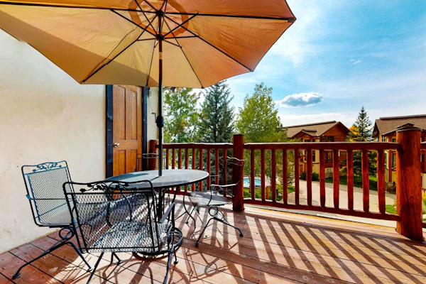 Mountain-view townhouse near skiing with pool, hot tub, tennis, & gas fireplace