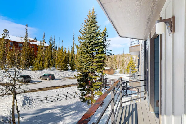 Cozy condo with mountain views & fireplace - close to skiing