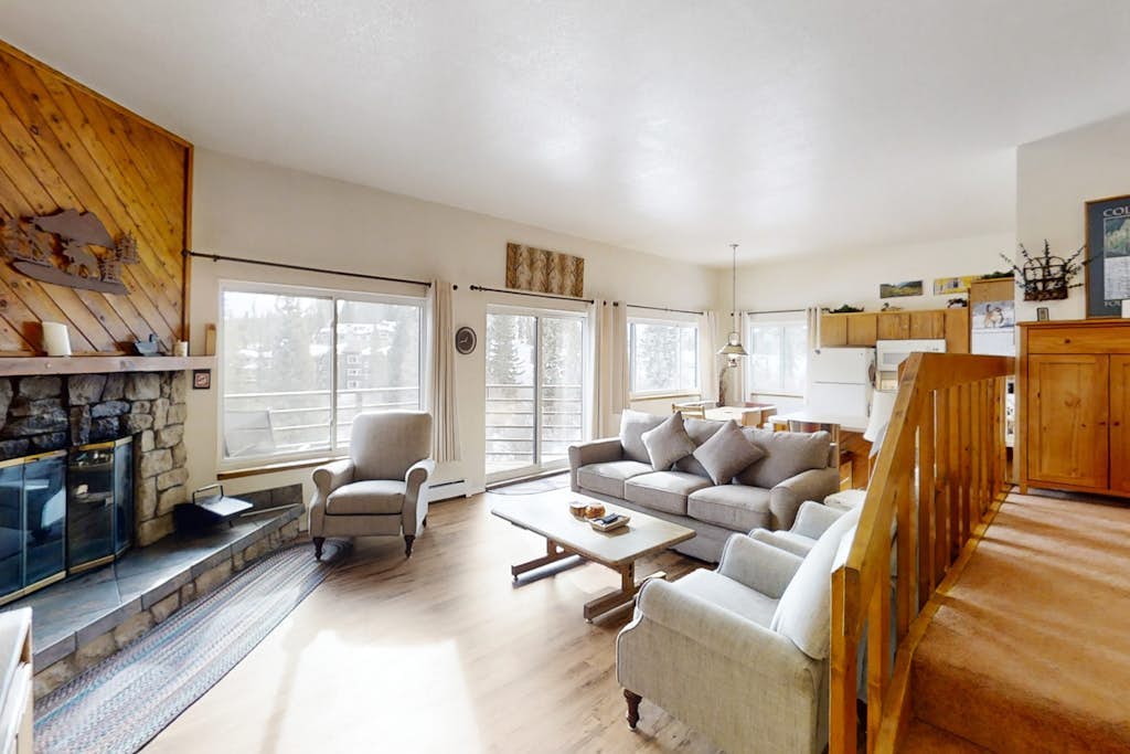 Mountaintop condo with private balcony