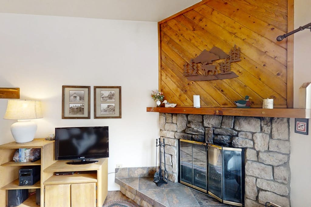 Mountaintop condo with private balcony