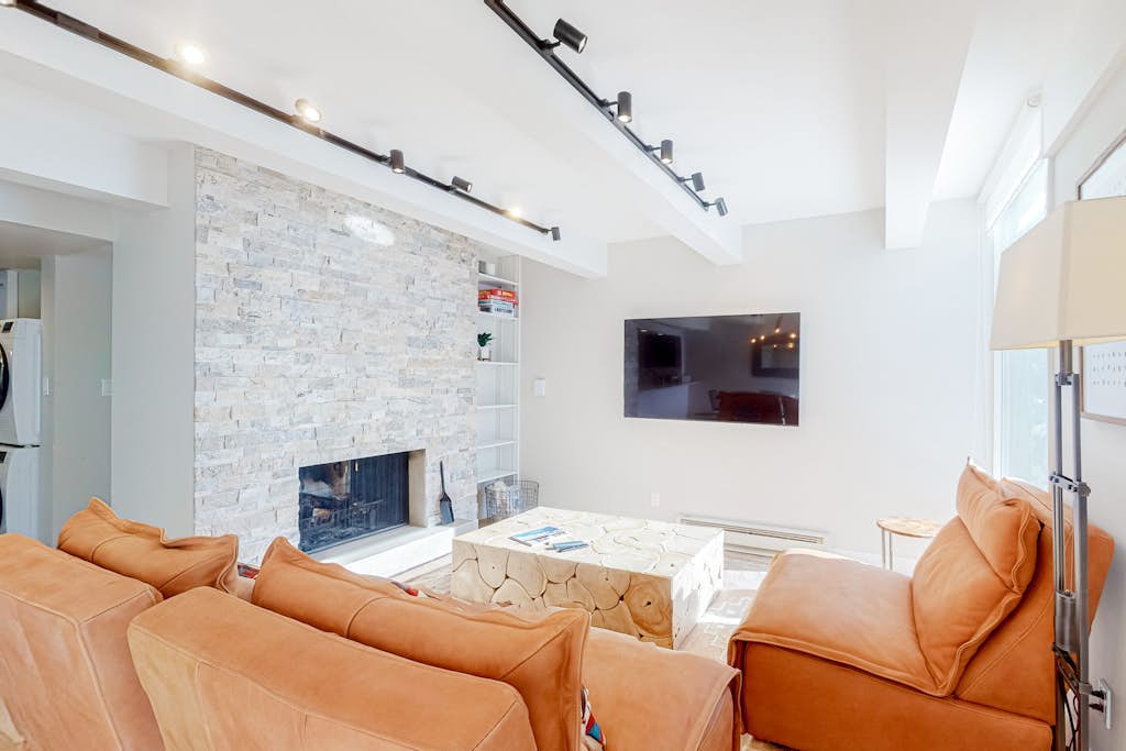 Luxury Condo - Shared Heated Pool, Hot Tub, and Gym - Fireplace & Free WiFi