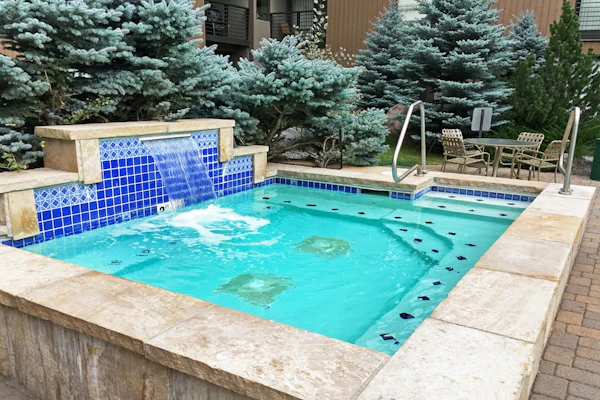 Luxury Condo - Shared Heated Pool, Hot Tub, and Gym - Fireplace & Free WiFi