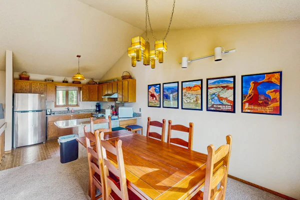 Cozy dog-friendly condo with fireplace, balcony and WiFi