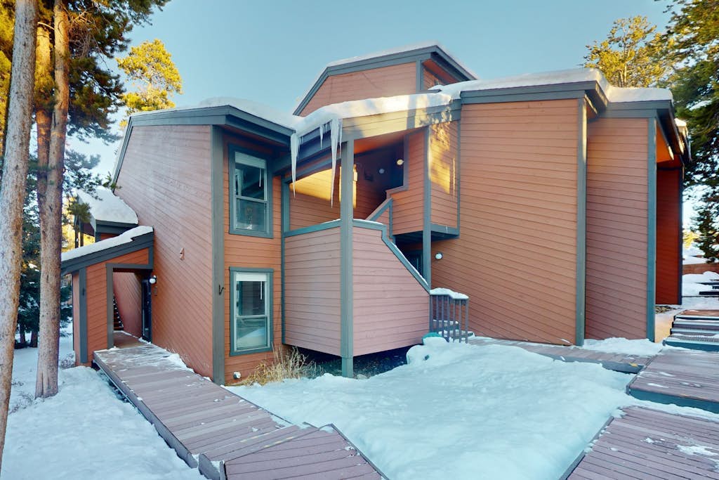 Charming Condo with Fireplace, Hot Tub & Easy Ski Access in Fraser, CO