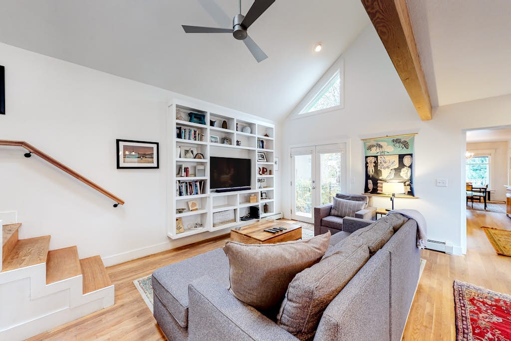 Dog-friendly remodeled home with 2 living rooms & fireplace - 4 blocks to town