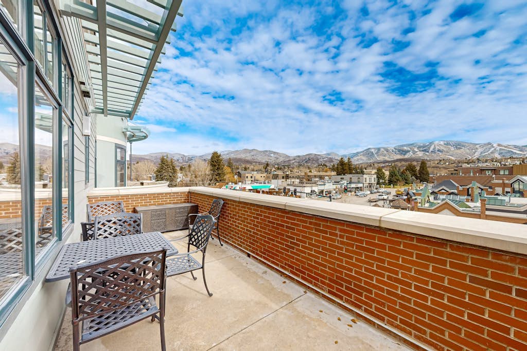 Conveniently located condo w/ private balcony, full kitchen & near skiing