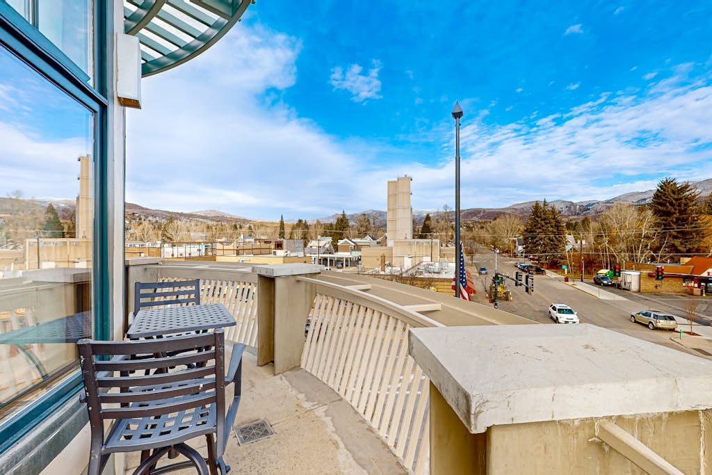 Conveniently located condo w/ private balcony, full kitchen & near skiing