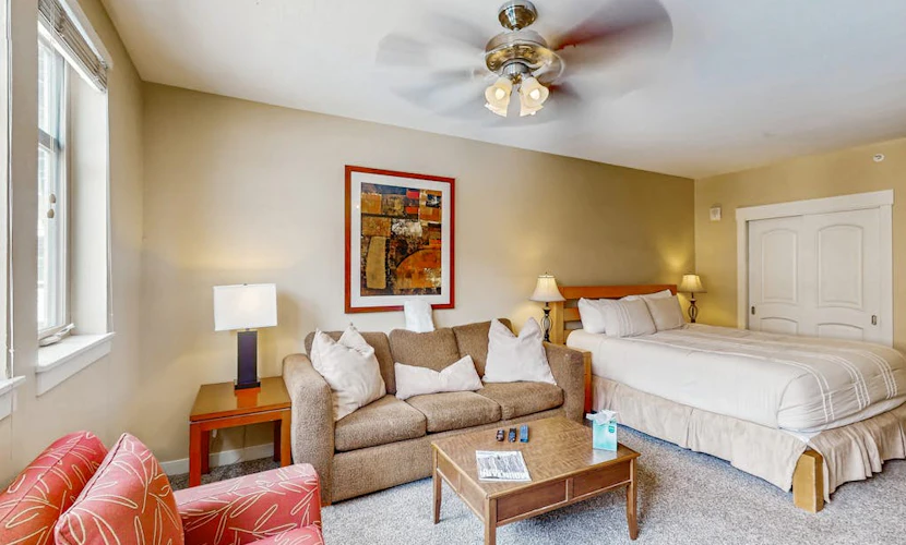 Inviting ski-in/ski-out condo hot tub, gas fireplace, and firepit