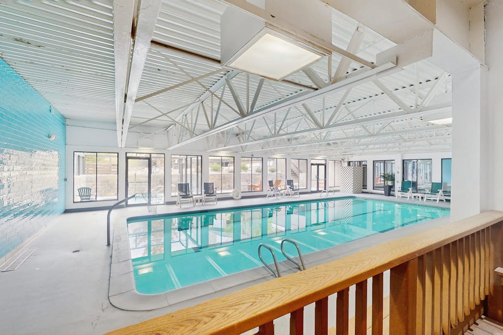 Studio on the Shuttle Route with WiFi and Shared Pool, Hot Tubs, and Gym