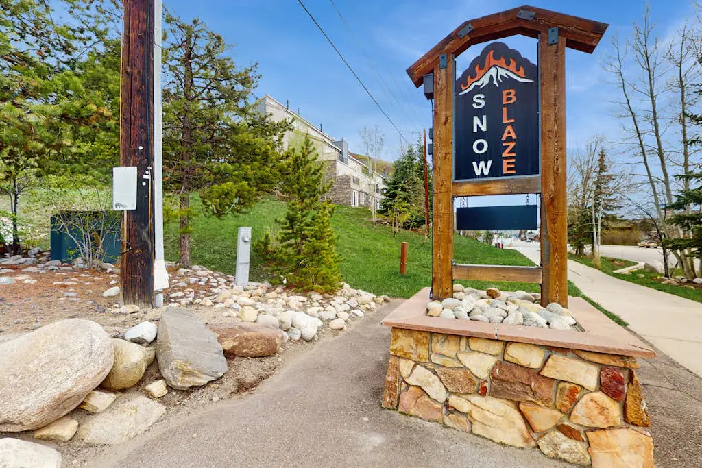 Snowblaze Condominiums E103