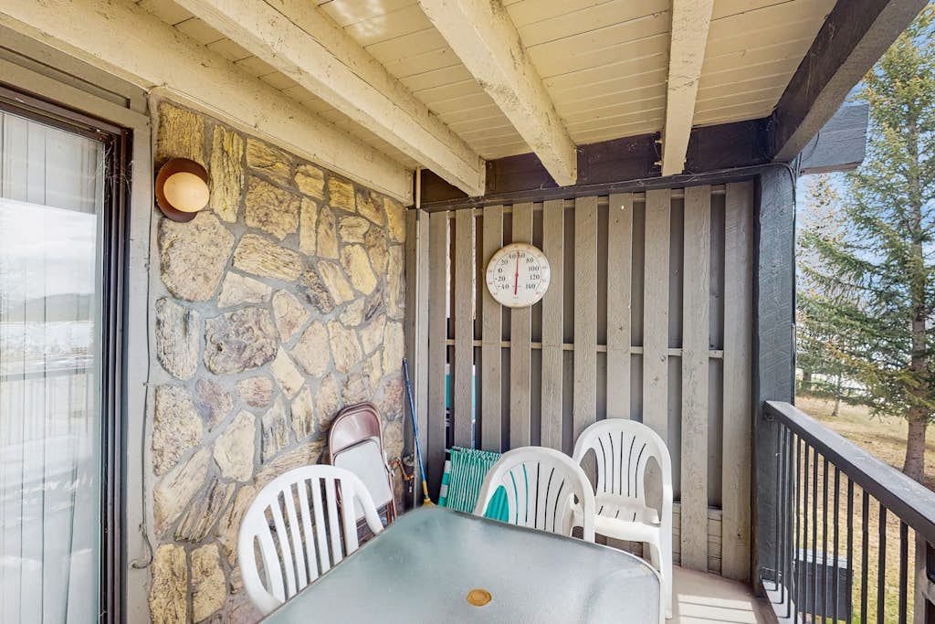 Mountain & lake views from this Lake Cliffe condo - clubhouse access
