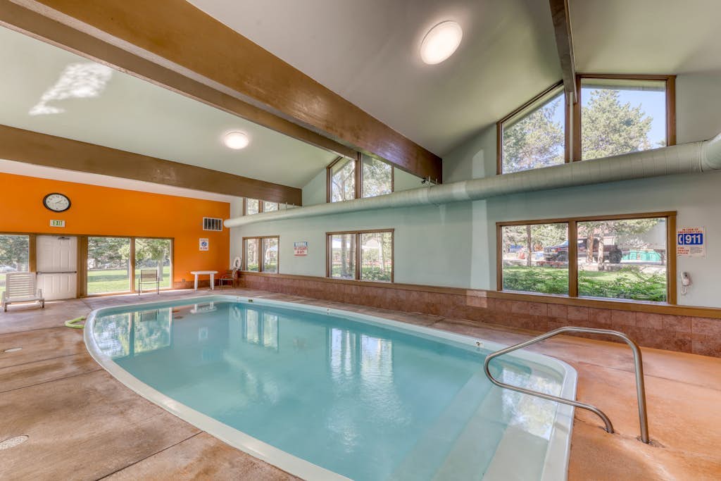 Mountain & lake views from this Lake Cliffe condo - clubhouse access