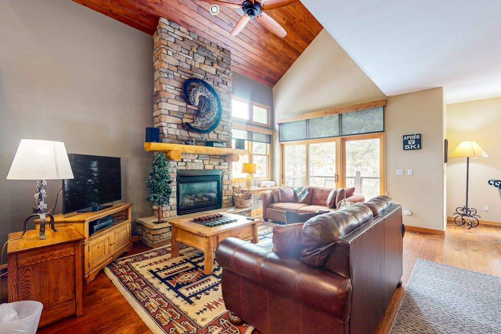 End-Unit Townhome on Shuttle Route w/WiFi/Shared Pool/Hot Tub - 1 Mile to Slopes
