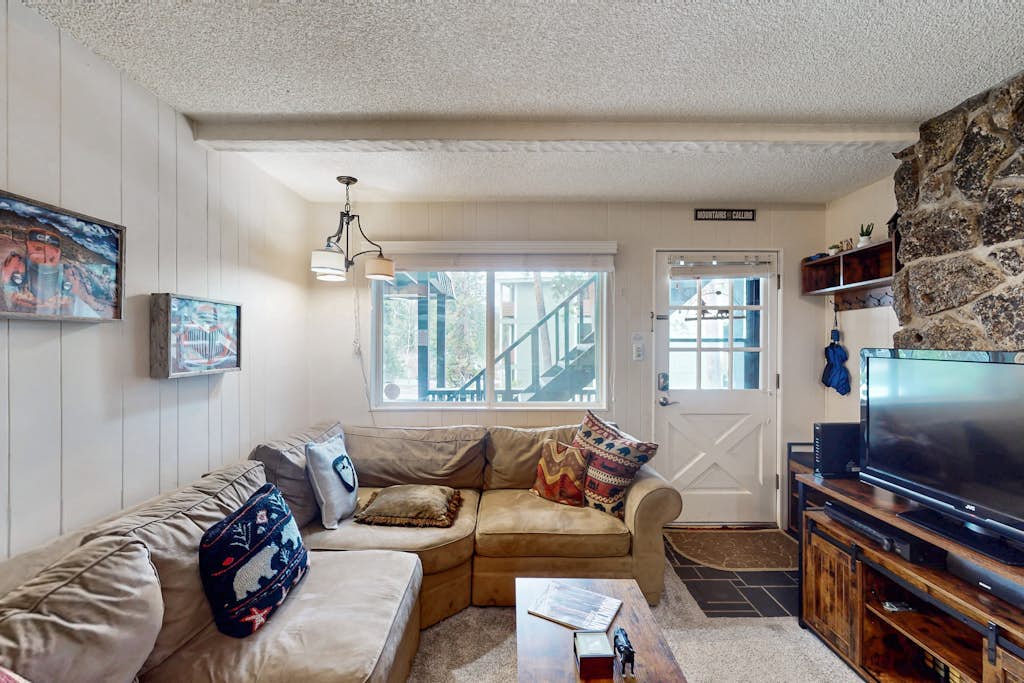 Dog-friendly condo near the slopes with W/D -  pool, hot tub & volleyball