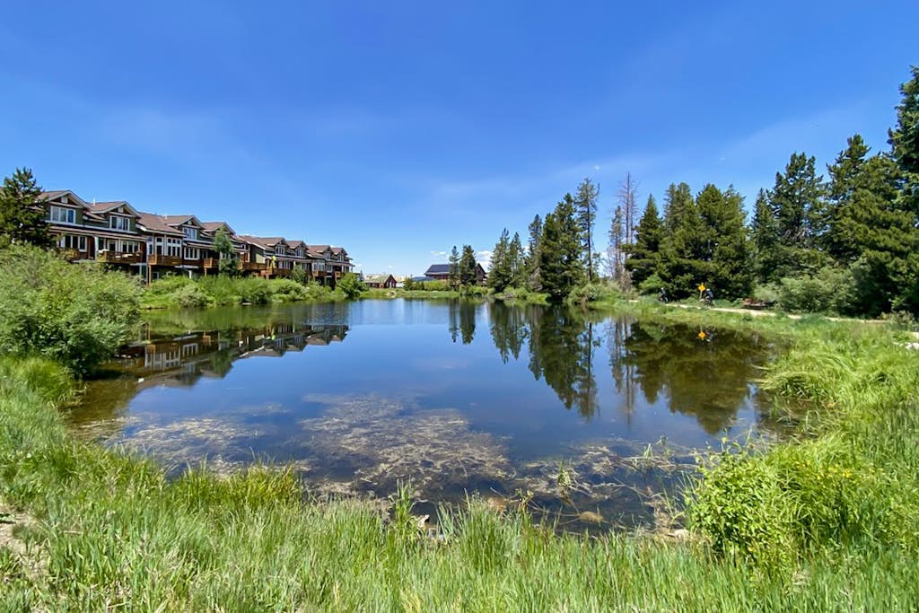 3rdf-floor condo next to rec center with indoor pool, hot tubs, gym, fireplace